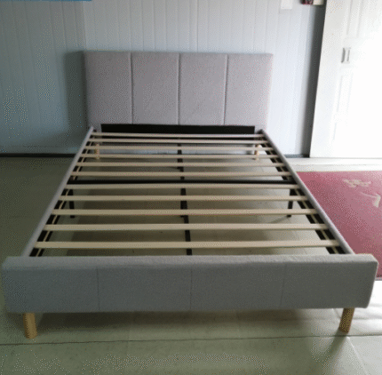 Cama de couro minimalista italiana avançada com cama de estrutura de aço de pé alto quarto principal cama dupla macia atmosférica de ponta